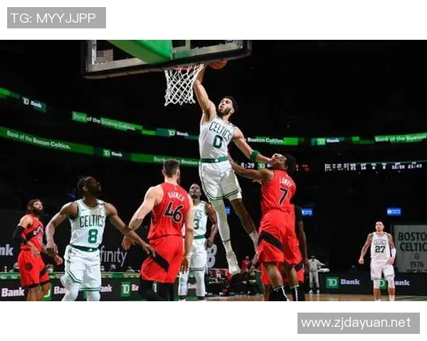 塔图姆吸引火力送妙传 布朗双手重扣